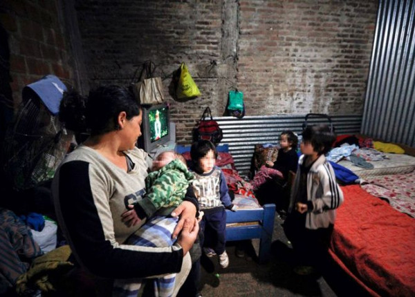 Familia pobre en una casilla