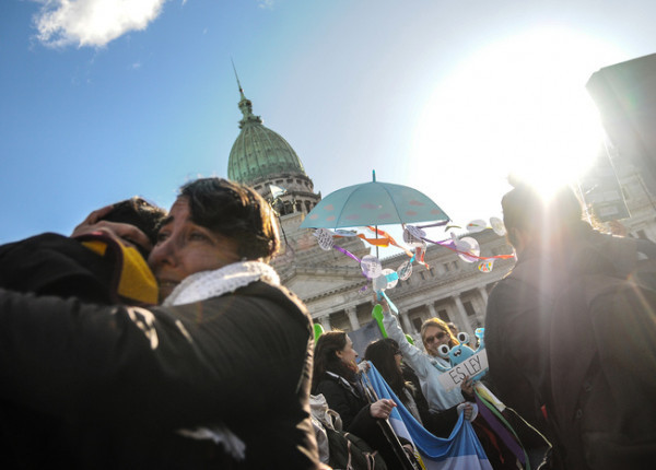 Manifestantes abrazados frente al Congreso