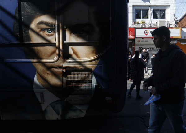 Gigantografía Javier Milei en colectivo