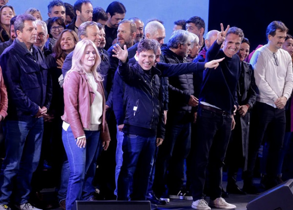 Axel Kicillof en el escenario luego del triunfo en las elecciones del 7 de septiembre