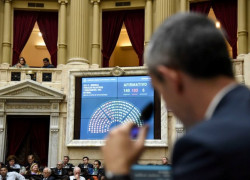Martín Menem presidiendo sesión en Diputados