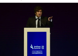 Javier Milei en atril en AmCham