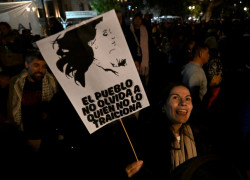 Vigilia en la puerta de la casa de Cristina