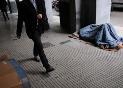 Persona en situación de calle durmiendo