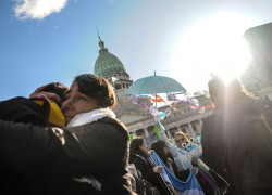 Manifestantes abrazados frente al Congreso